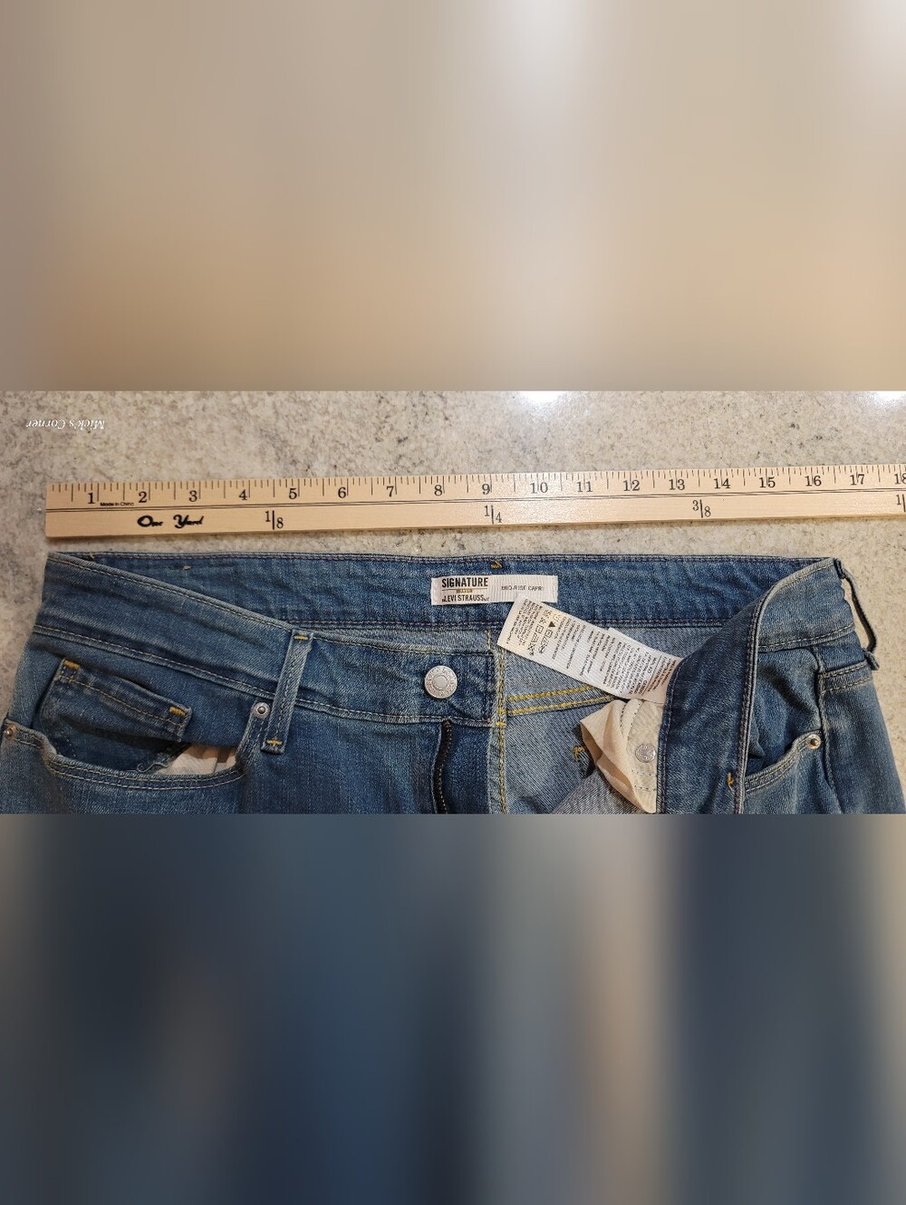 Levi's Capri Cuffed Stretch Denim Mid Wash Blue Denim Jeans Women's Size 12